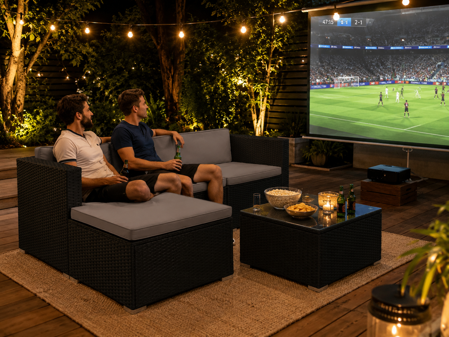 Loungeset en zithoek in een zomerse tuin