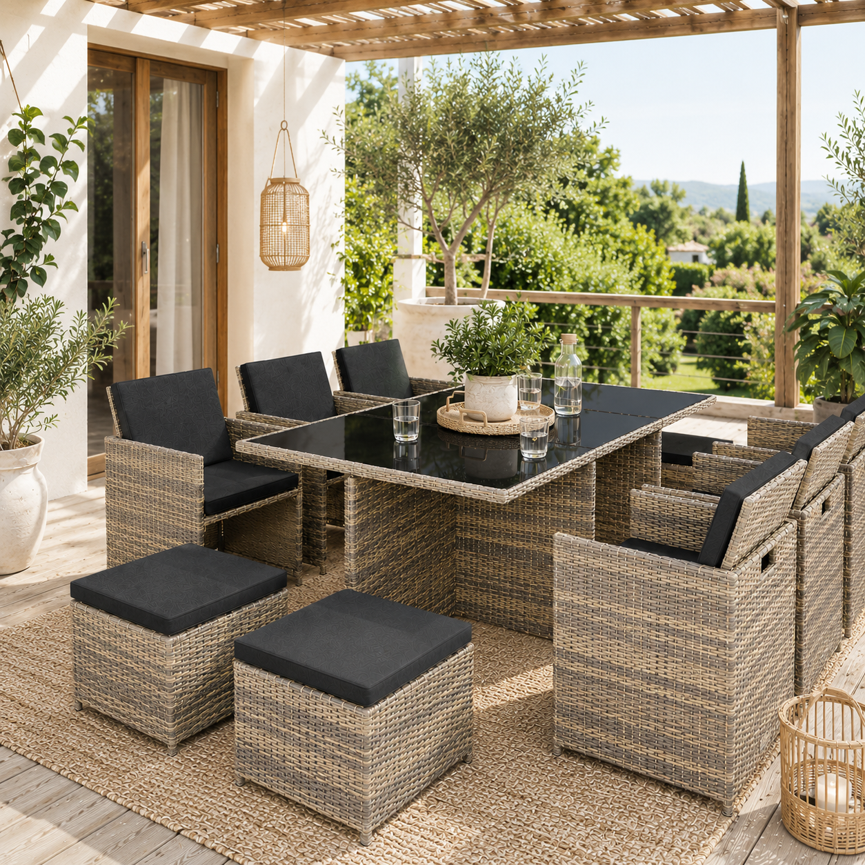 Rattan tuinset met tafel en hockers op een overdekt terras