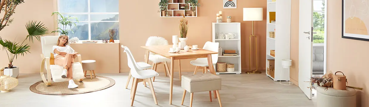 Een licht en modern ingerichte eetkamer met houten tafel, witte stoelen en gezellige decoratie in natuurlijke tinten.
